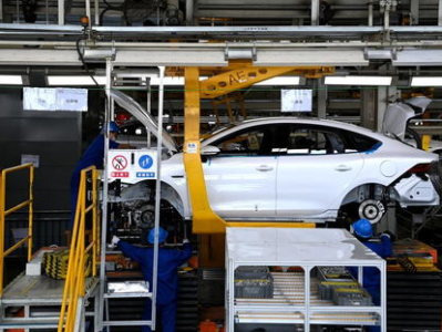 汽车厂,创新驱动，绿色未来