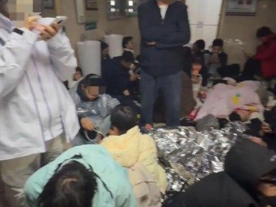 大量游客在知名景区突遭降雨大风，连厕所都挤满过夜的人！“山顶宾馆99元坐席可过夜”冲上热搜