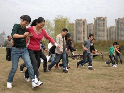 集体小游戏,集体小游戏带来的团队凝聚力与欢笑时光”