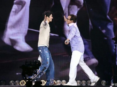 成龙现身王力宏演唱会，两人激动相拥亲吻，成龙曾称他要是我儿子多好