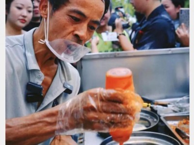 累出痛苦面具的鸡排哥，却让景德镇本地人爽翻了