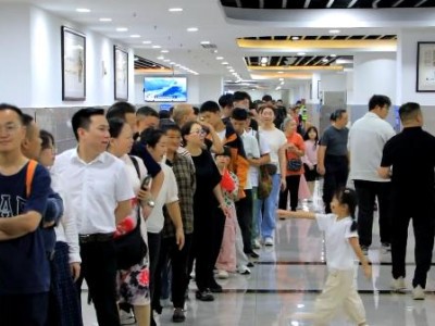 数千名游客挤满政府食堂！“一中午米饭蒸了550斤”