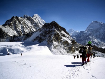 拥挤的喜马拉雅商业攀登之路